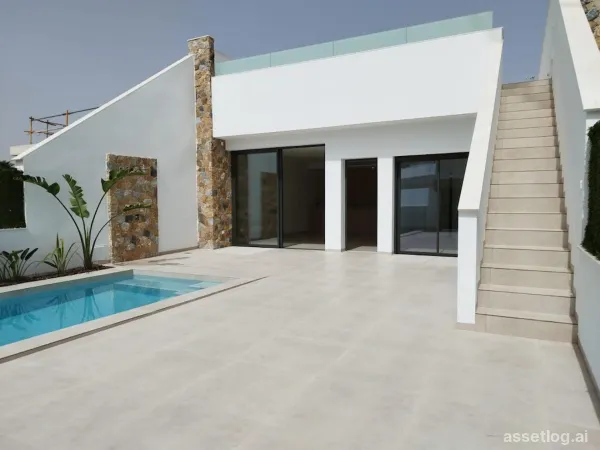 Villa provided with 3 Bedrooms and 2 Bathrooms, private swimming pool and parking space on own plot