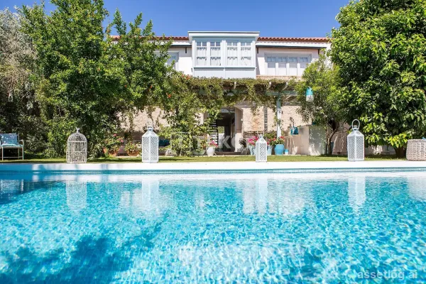Hotel with Pool Close to the Beach and Bazaar in Alaçatı Çeşme
