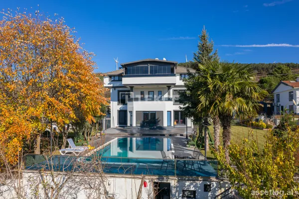 Homes with Pool and Parking in a Natural Landscape in İstanbul