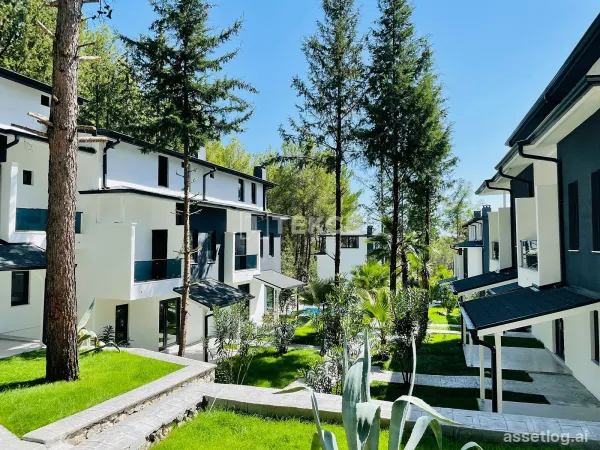Triplex Villa in a Complex with Pool 10 km from the Beach in Kemer