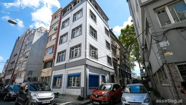 Building 100 m from Tram Station in İstanbul Fatih Sehremini