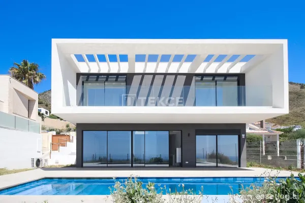 Roomy Villa in Benalmadena with Scenic Sea View