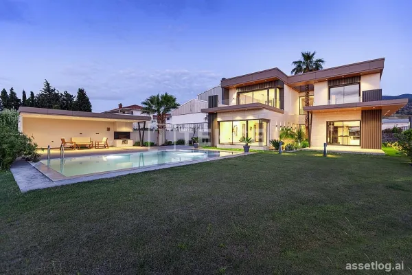 Villa with a Spacious Garden and Swimming Pool in İzmir