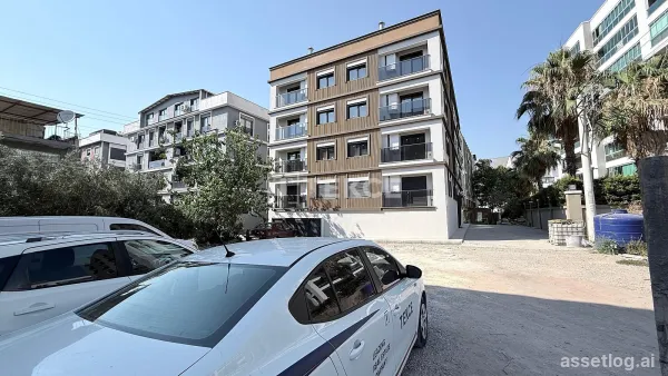 Apartment with Balcony and Elevator Building in Karşıyaka İzmir