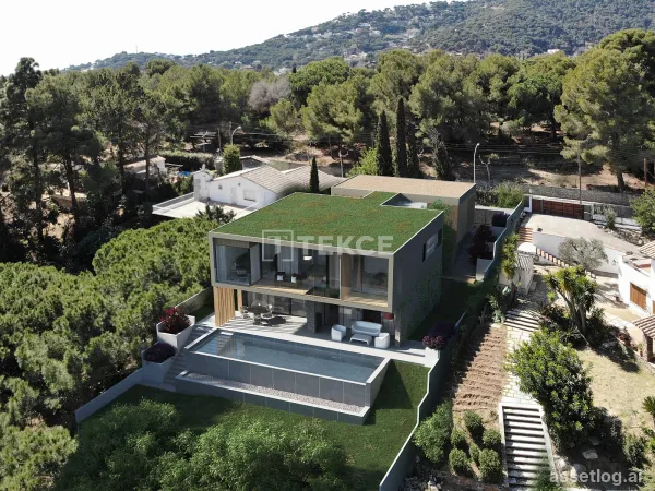 Elegant Detached Villa with Private Pool and Garden in Barcelona
