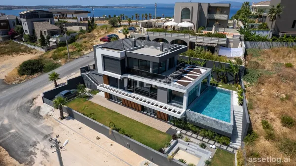 Villa with Pool Close to the Sea in İzmir Çeşme