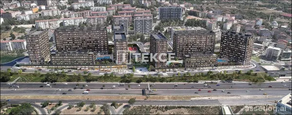 Shops Close to Transportation Networks and on a Main Street in Maltepe