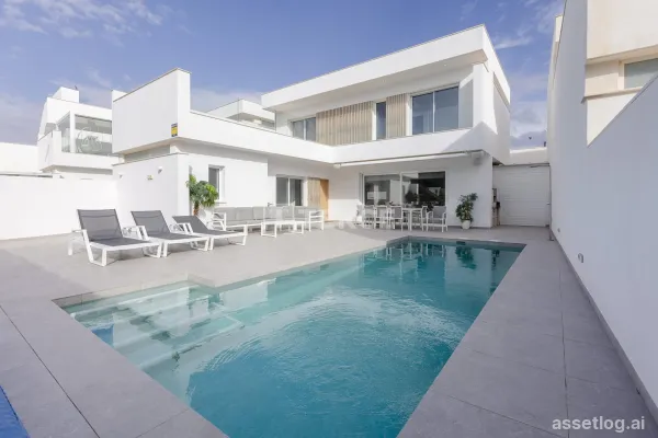 Stylish Detached Villas with Pools near Amenities in San Javier