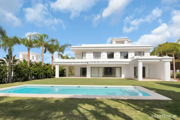Detached Villas in Prime Location Close to Amenities in Marbella