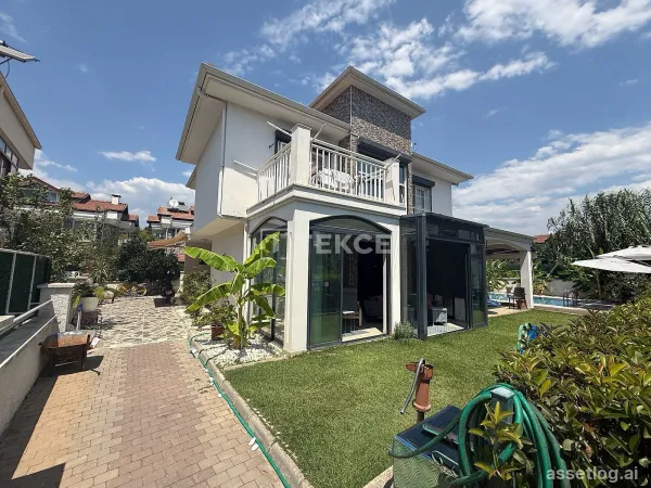 Samostatná vila se soukromým bazénem a parkovací plochou v Fethiye Foça