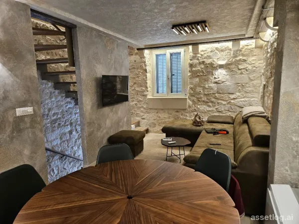 Hvar, starý kamenný dům na prodej