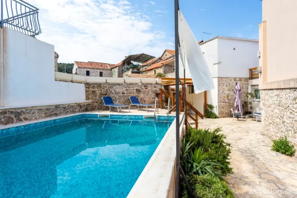 Hvar, starý kamenný dům na prodej