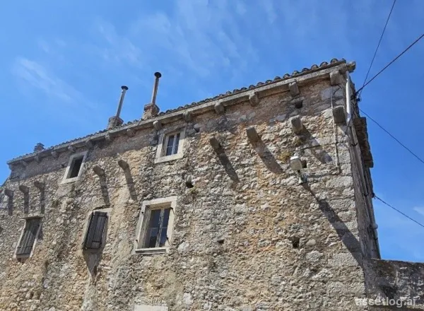 Hvar, starý kamenný dům na prodej