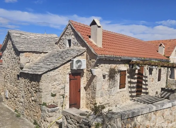 Hvar, starý kamenný dům na prodej