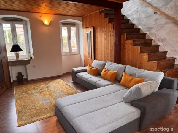 Hvar, starý kamenný dům na prodej