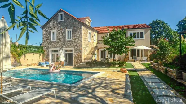 Hvar, starý kamenný dům na prodej