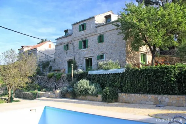 Vis, old stone house for sale