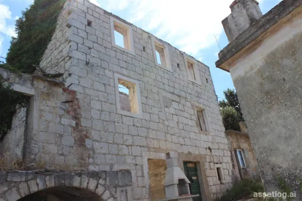 Makarska, starý kamenný dům na prodej