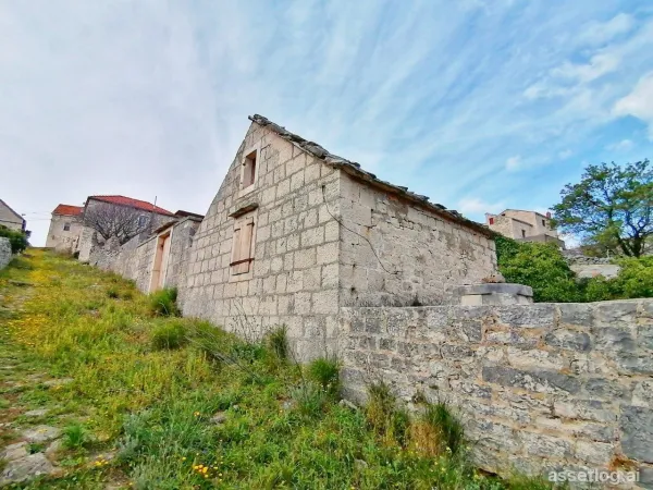 Brač, starý kamenný dům na prodej