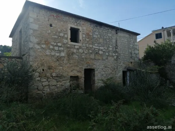 Hvar, starý kamenný dům na prodej