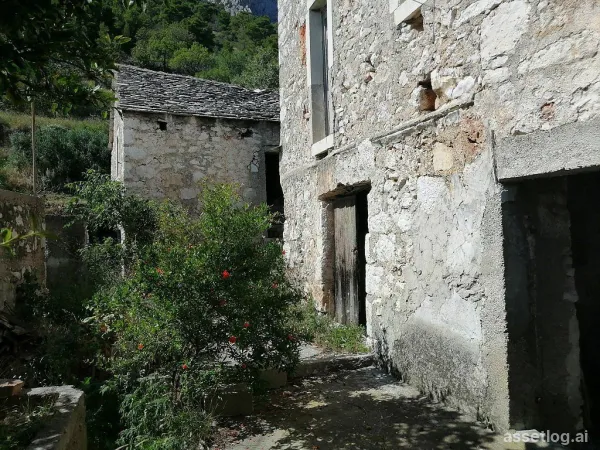 Hvar, starý kamenný dům na prodej