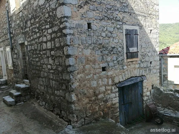 Hvar, starý kamenný dům na prodej