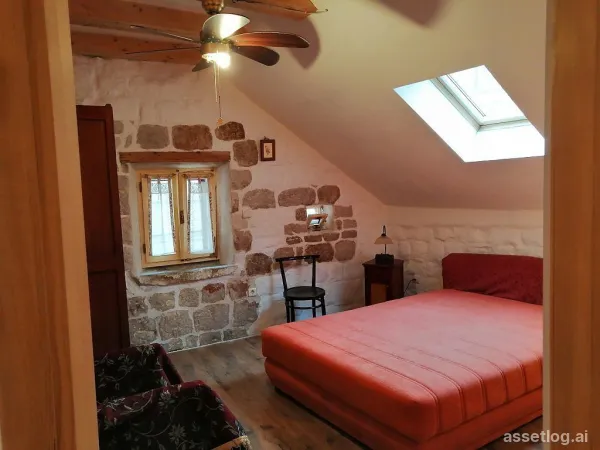 Hvar, starý kamenný dům na prodej