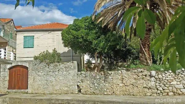 Hvar, starý kamenný dům na prodej