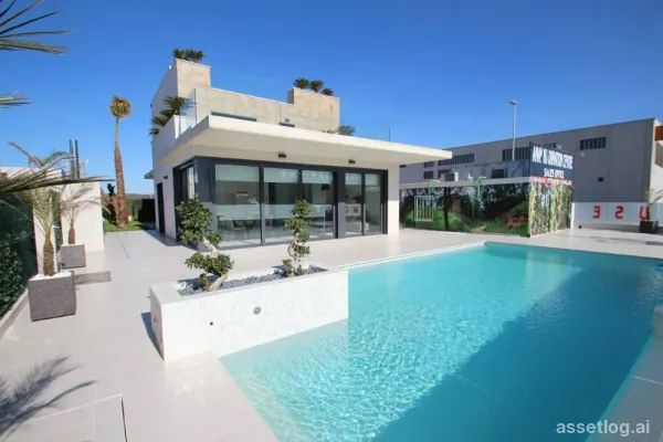 Villa provided with 4 Bedrooms and 3 Bathrooms, communal swimming pool and