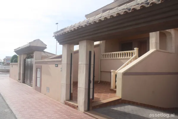 Semi-detached provided with 2 Bedrooms and 2 Bathrooms, communal swimming pool and