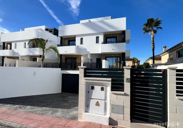 Terraced villa provided with 3 Bedrooms and 2 Bathrooms, no swimming pool and