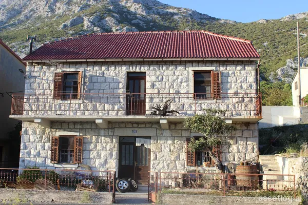 Omiš, old stone house for sale