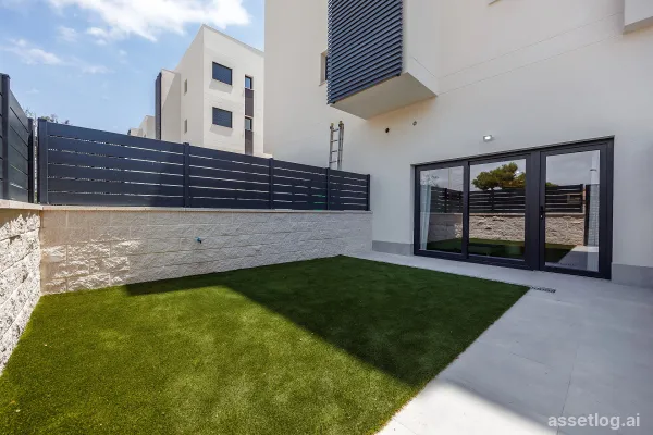 This development of eight licensed tourist apartments in Villajoyosa is designed specifically for those looking to in…