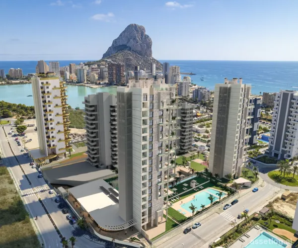 Objevte dokonalý komfort bydlení v krásné oblasti Calpe, kde se moderní elegance setkává s přírodní krásou