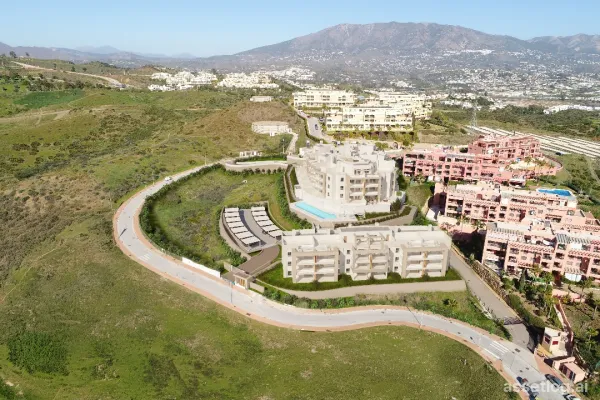 Located in the charming area of Las Lagunas de Mijas, this residential complex offers a variety of housing options th…