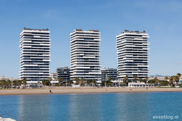 Nachází se ve vibrantním městě Malaga, tento exkluzivní apartmánový komplex nabízí jedinečný zážitek bydlení přímo u pláže