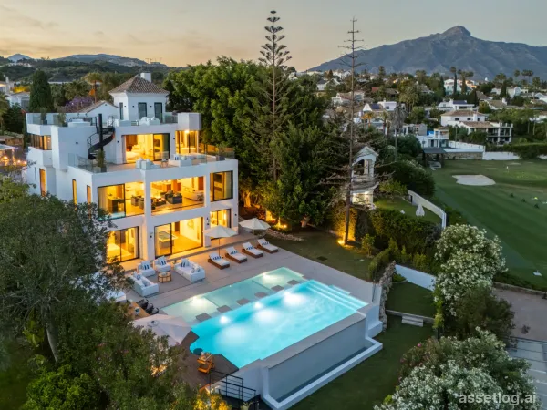 Nacházející se v prestižní oblasti Marbella, tato exkluzivní vila nabízí luxusní a pohodlné prostředí