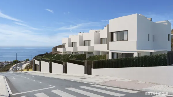 Located in the charming municipality of Rincón de la Victoria, this residential complex offers a unique opportunity t…