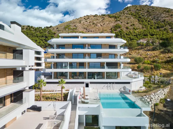 Located in the beautiful town of Benalmádena, this exclusive residential complex offers a selection of 17 homes inclu…