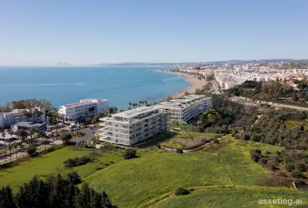 Nacházející se v krásném městě Estepona, tento exkluzivní rezidenční komplex nabízí výběr apartmánů a pent…