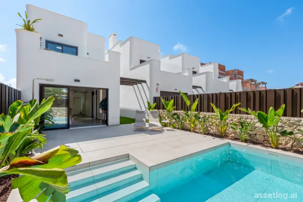 Located in the charming town of Pilar de la Horadada, this set of detached villas offers a unique opportunity to enjo…
