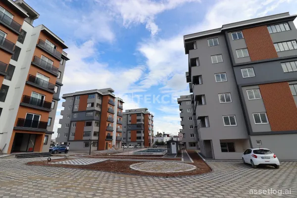 Brandneue Wohnungen mit Pool und Parkplätzen in Mersin Yenişehir